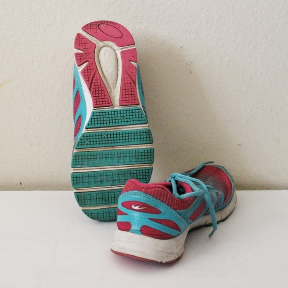 Athletic shoes - Picture 2 of 3